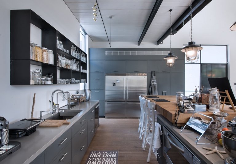 Moderní dům s industriálním interiérem pro rodinu s dětmi