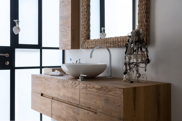 Moderní dům s industriálním interiérem pro rodinu s dětmi