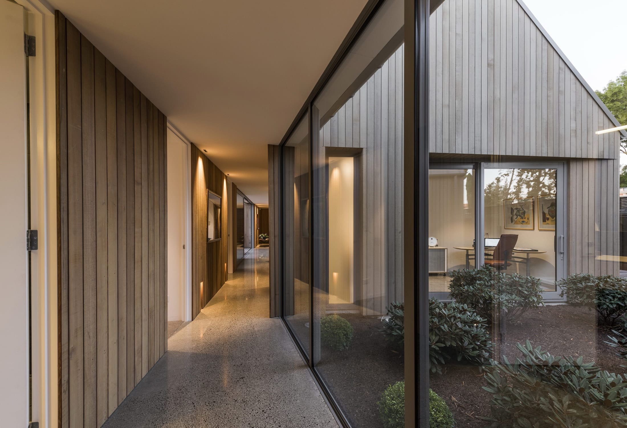 Po rekonstrukci vznikla moderní stodola obložená cedrem