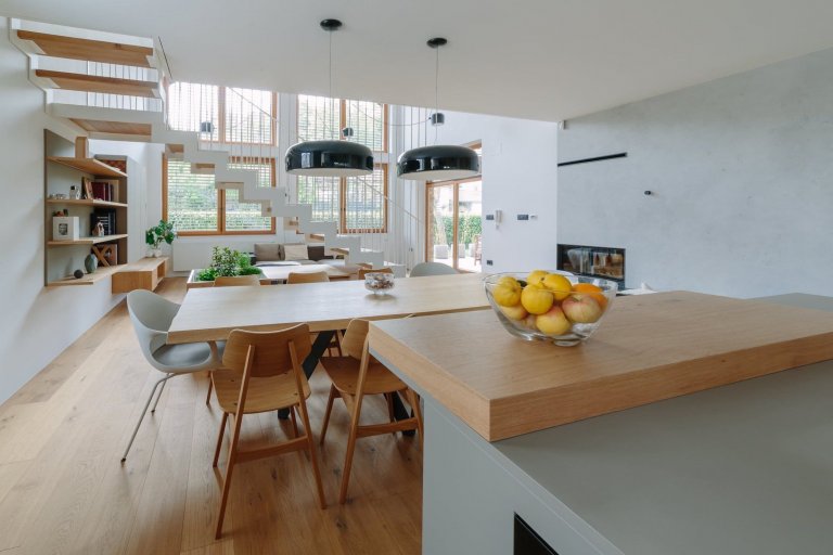 Schody uprostřed obývacího pokoje