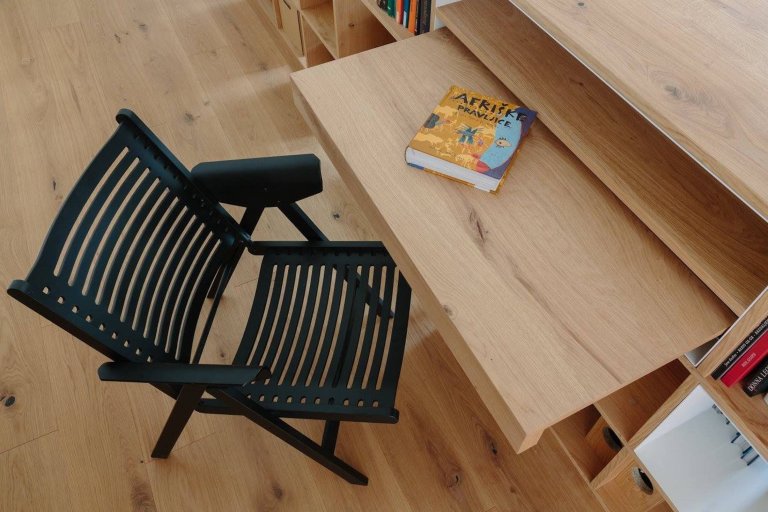 Schody uprostřed obývacího pokoje