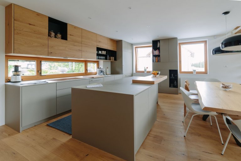 Schody uprostřed obývacího pokoje