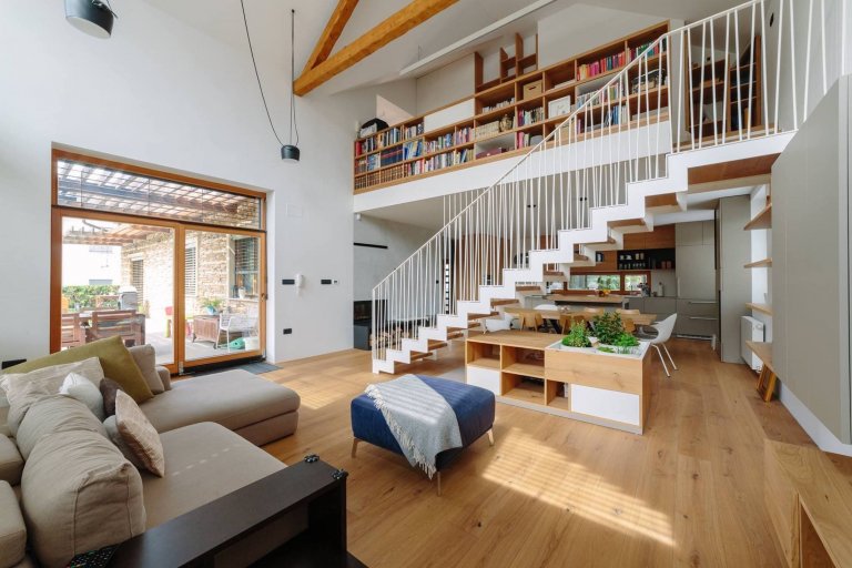 Schody uprostřed obývacího pokoje