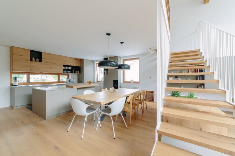 Schody uprostřed obývacího pokoje