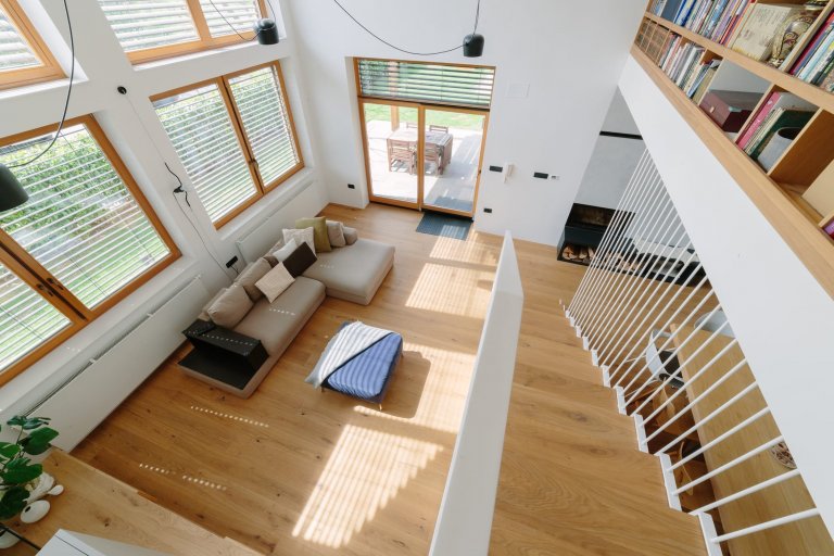 Schody uprostřed obývacího pokoje