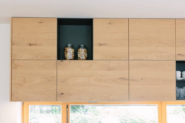 Schody uprostřed obývacího pokoje