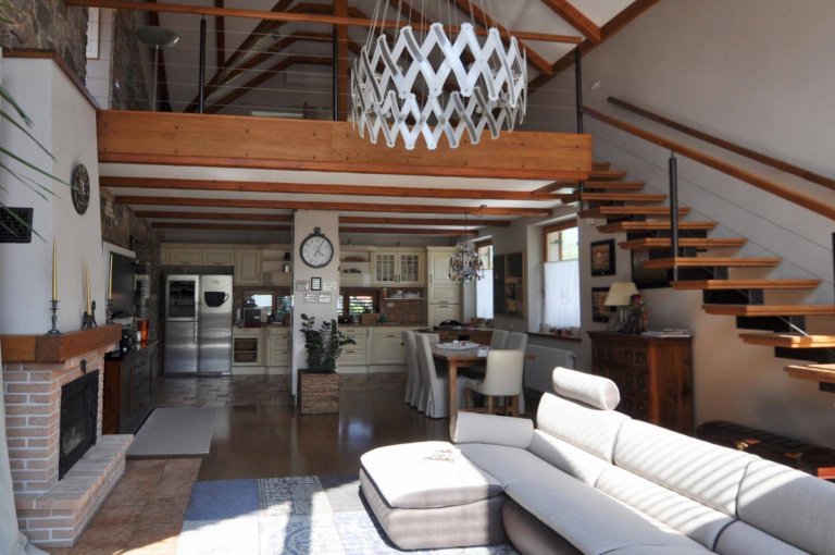 Schody uprostřed obývacího pokoje