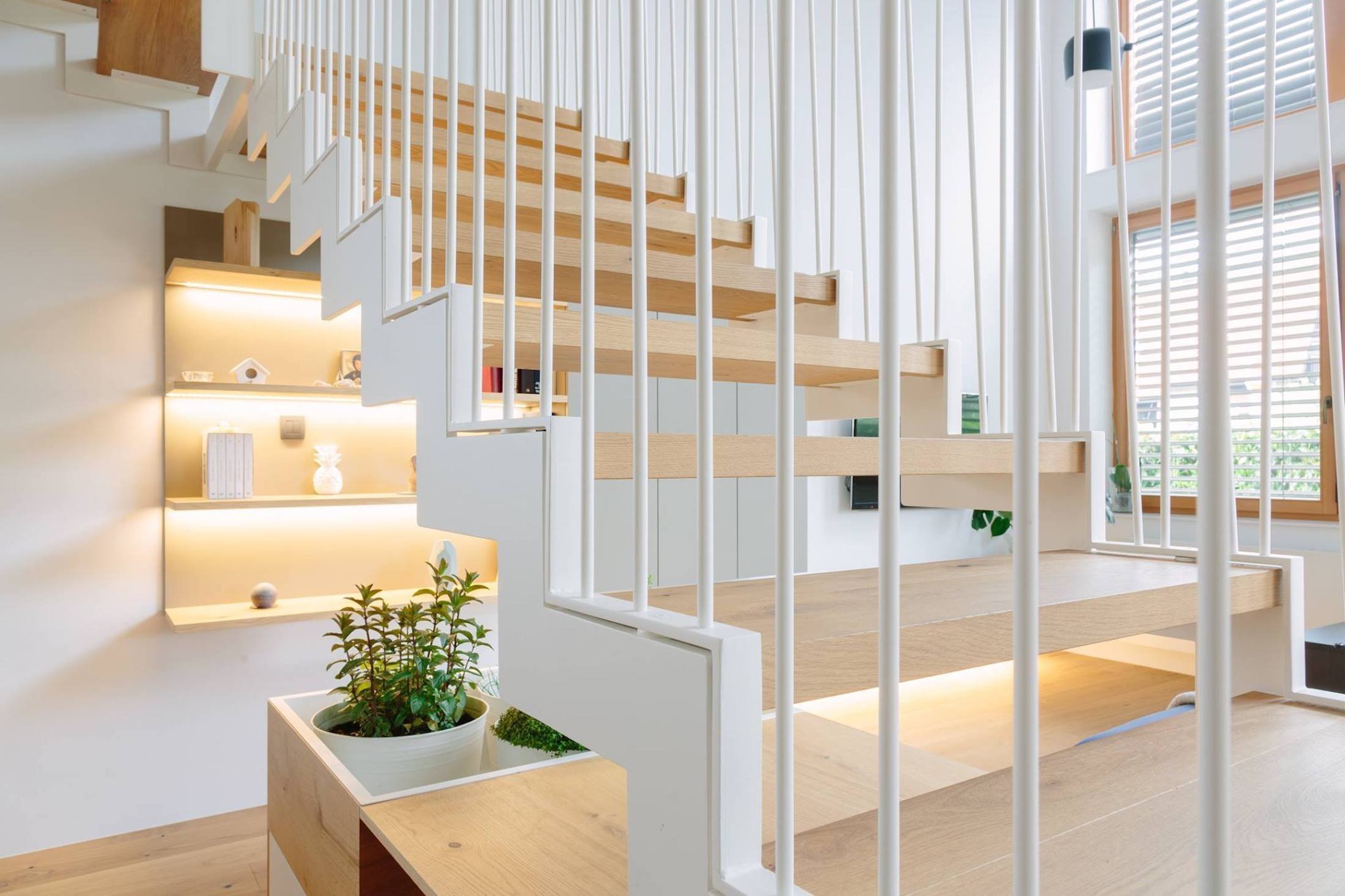 Pokud máte chuť a prostor, mohou se schody stát doslova ozdobou interiéru