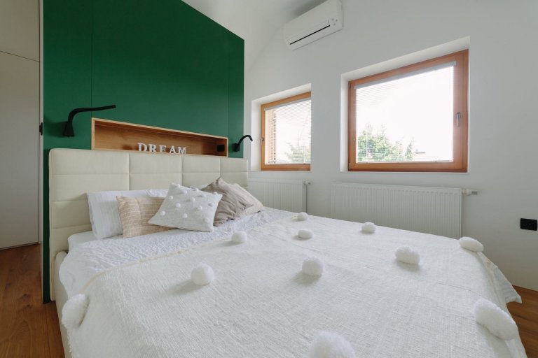 Schody uprostřed obývacího pokoje