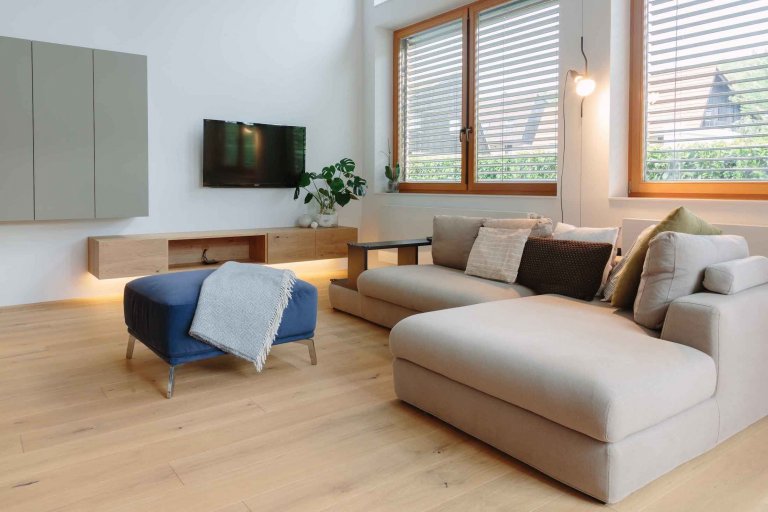 Schody uprostřed obývacího pokoje