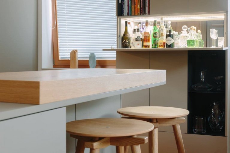 Schody uprostřed obývacího pokoje