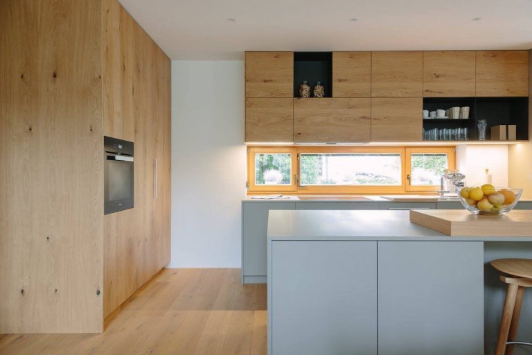 Schody uprostřed obývacího pokoje