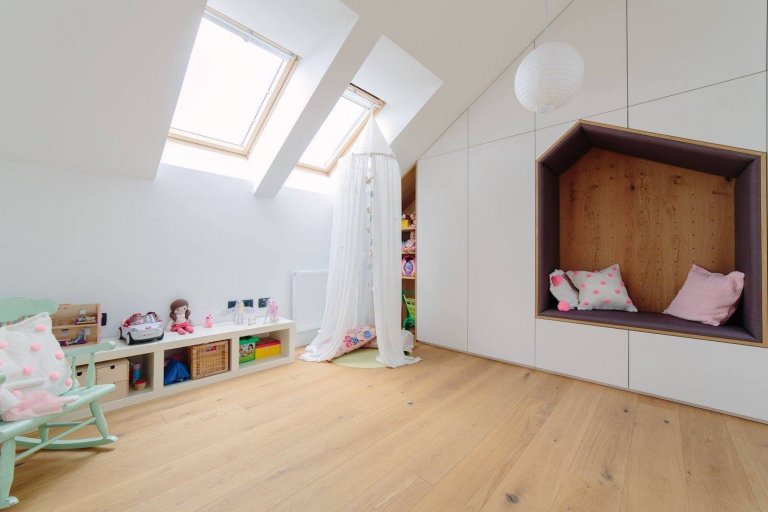 Schody uprostřed obývacího pokoje