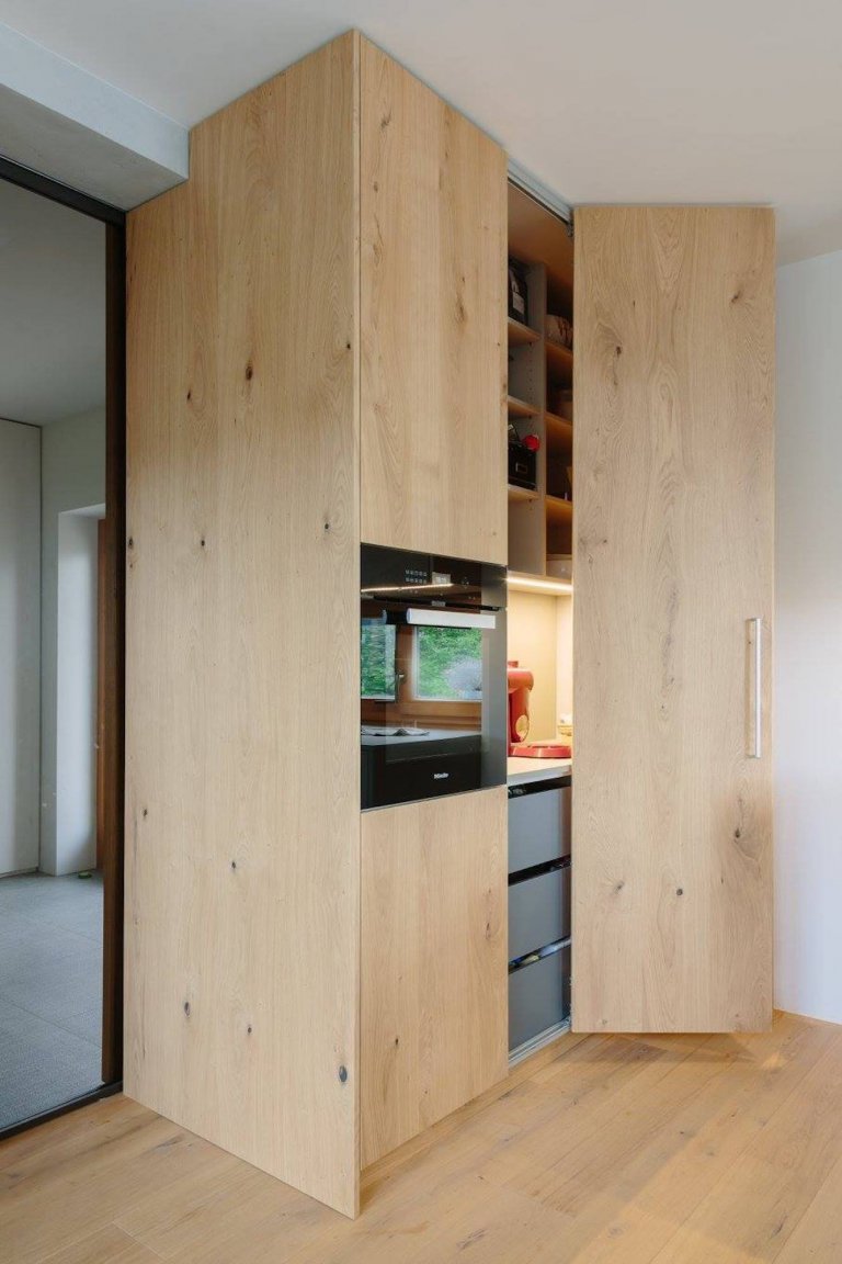 Schody uprostřed obývacího pokoje