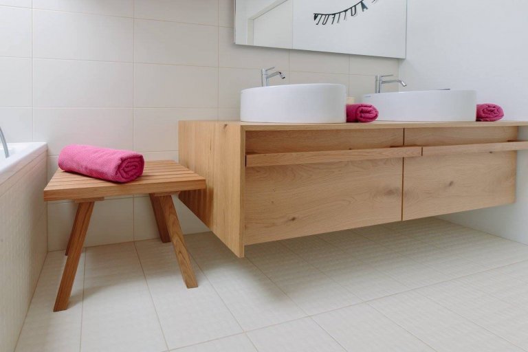 Schody uprostřed obývacího pokoje