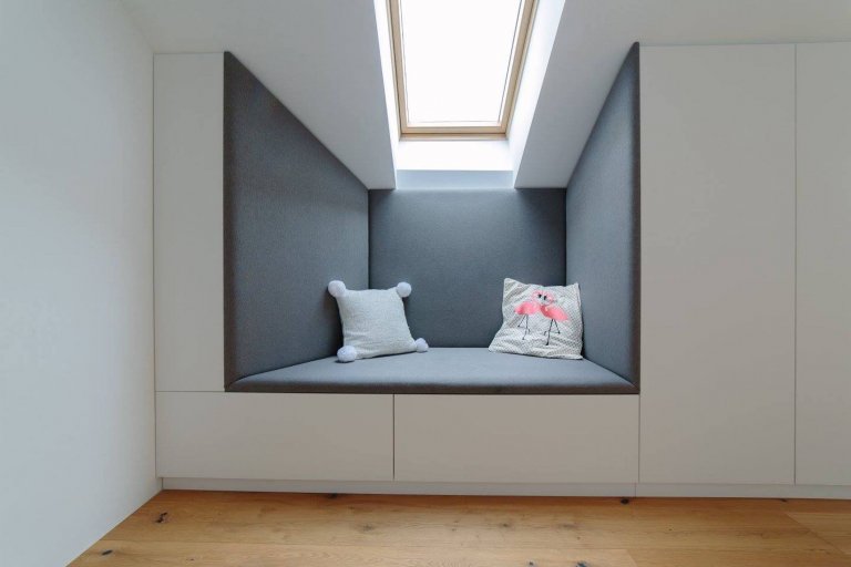 Schody uprostřed obývacího pokoje