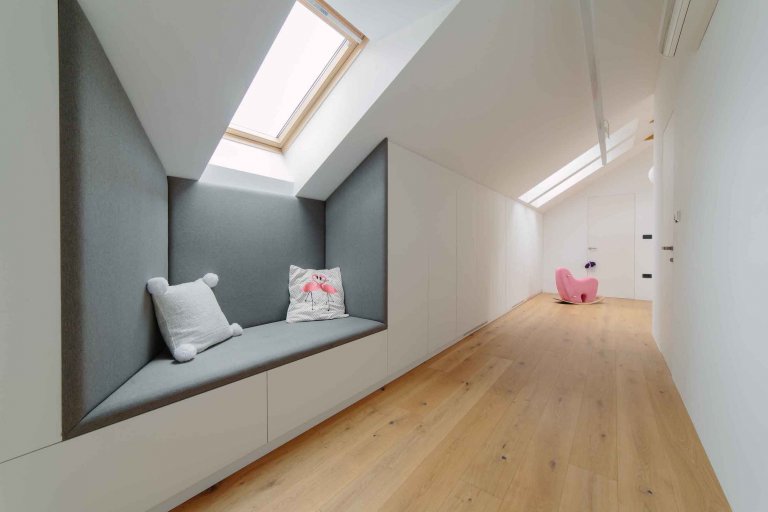 Schody uprostřed obývacího pokoje