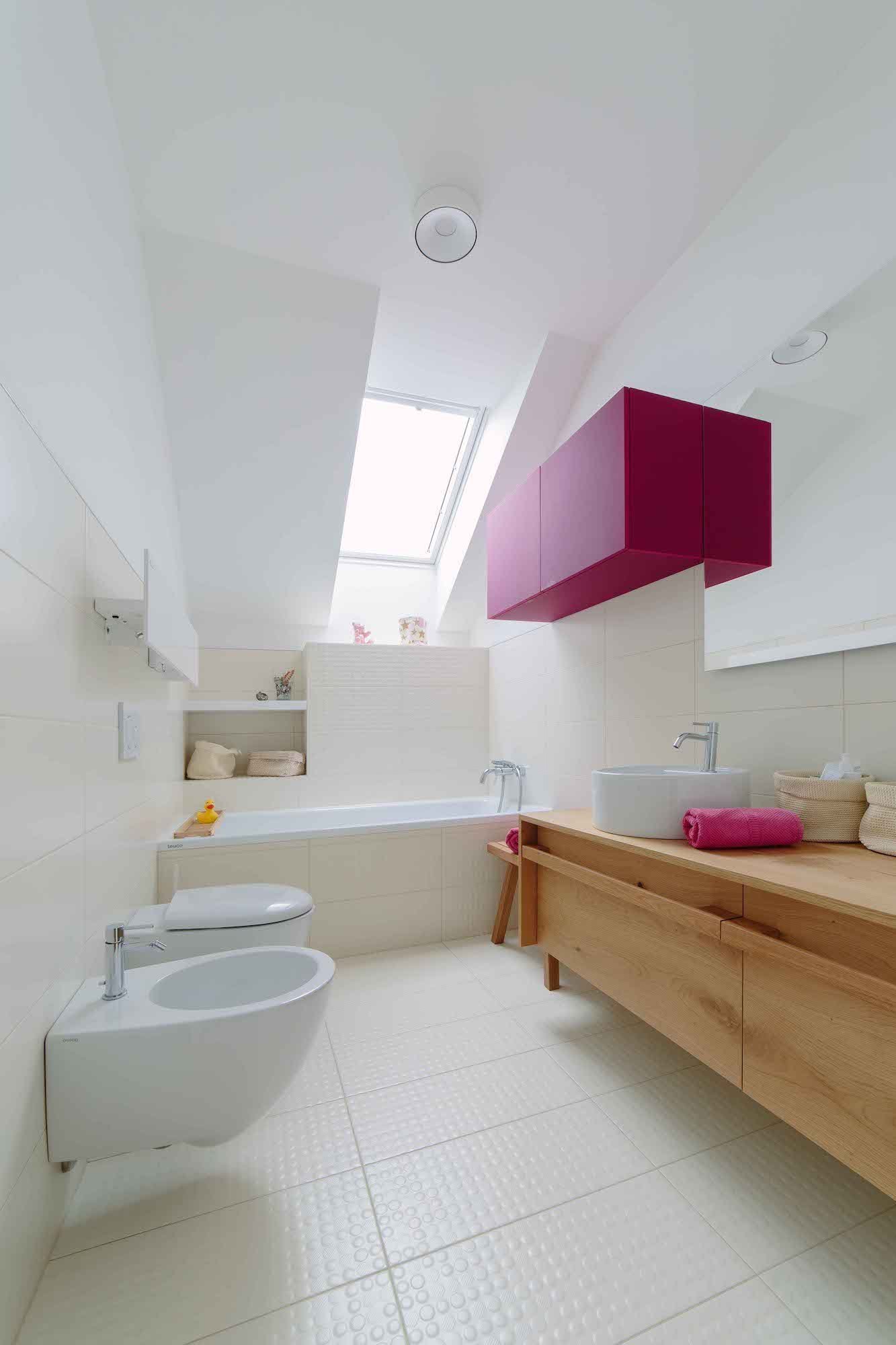 Schody uprostřed obývacího pokoje