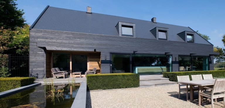 Venkovský dům s minimalistickým interiérem