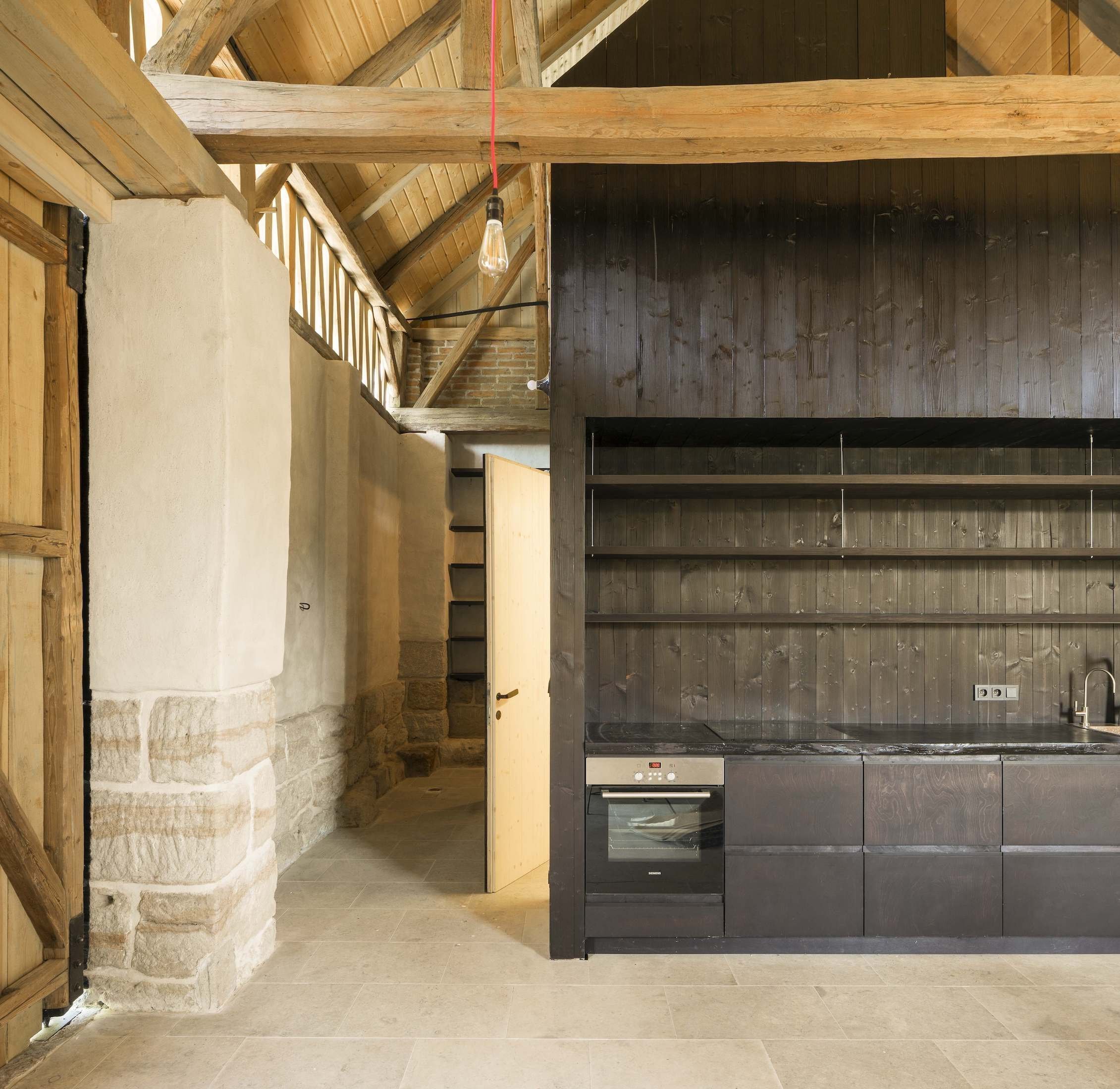 Ze staré stodoly je moderní chalupa k rekreaci