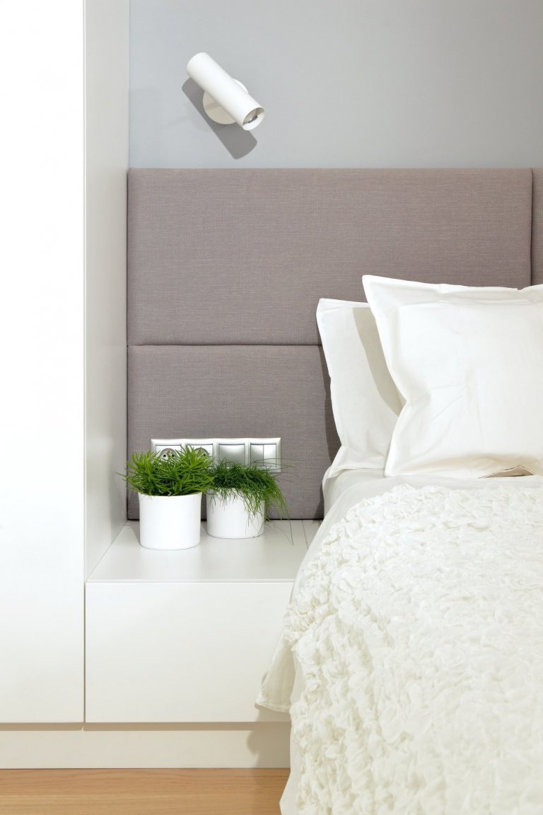 ložnice - detailní pohled na čelo postele s nočním stolkem