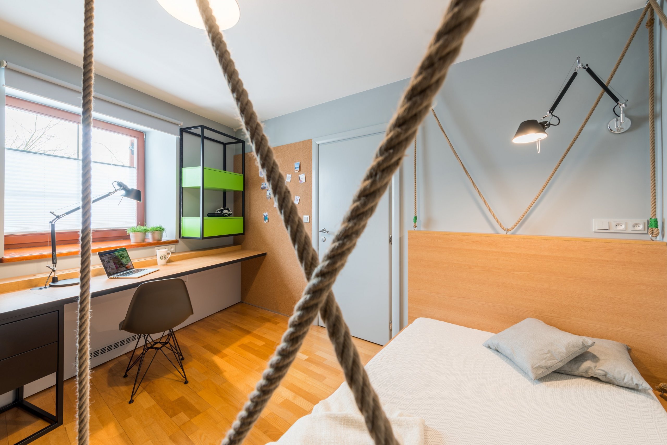 pokoj pro nejstaršího sourozence - pohled od skříně