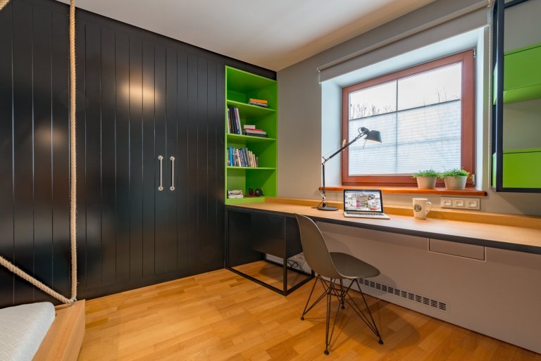 pokoj pro nejstaršího sourozence - pohled na skříně a pracovní stůl s knihovnou