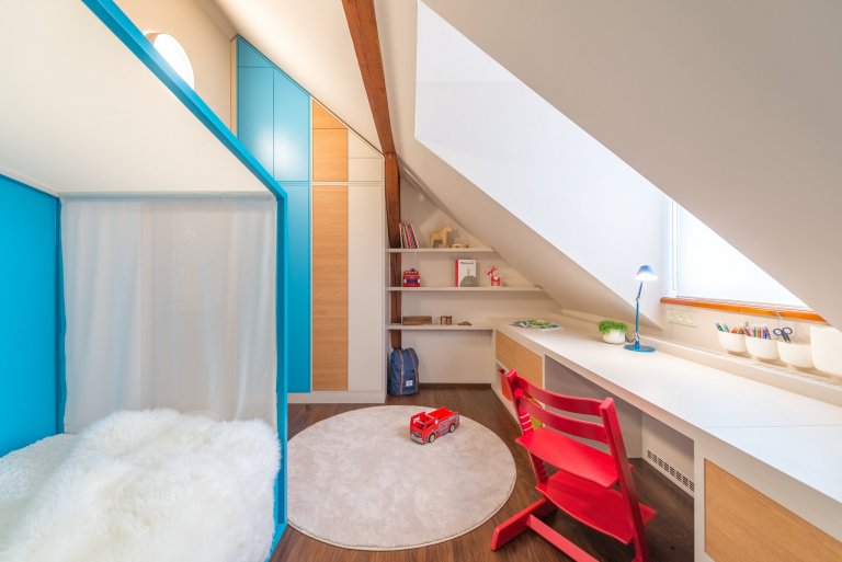 pokoj pro nejmladšího chlapečka - pohled na pracovní stůl s knihovnou a postelí