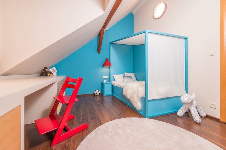 pokoj pro nejmladšího chlapečka - pohled na postýlku v železné konstrukci a s nebesy