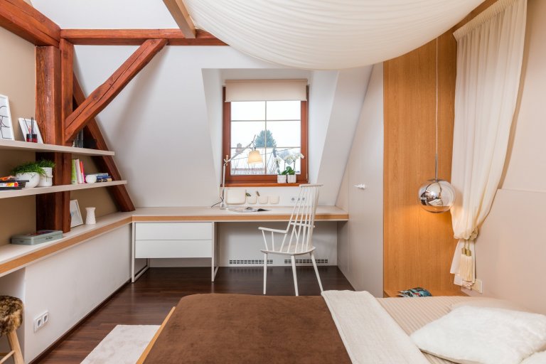 pokoj pro slečnu - pohled na pracovní kout