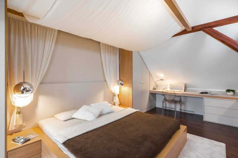 pokoj pro slečnu - pohled na postel a nebesa