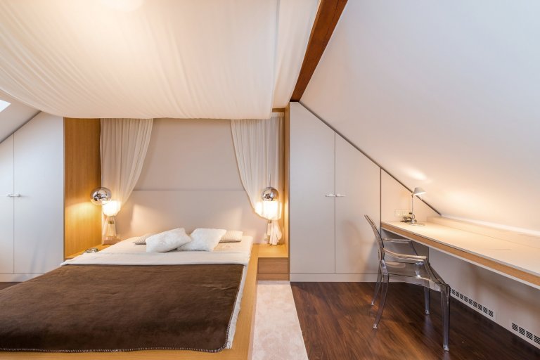 pokoj pro slečnu - pohled postel a kosmetický stolek