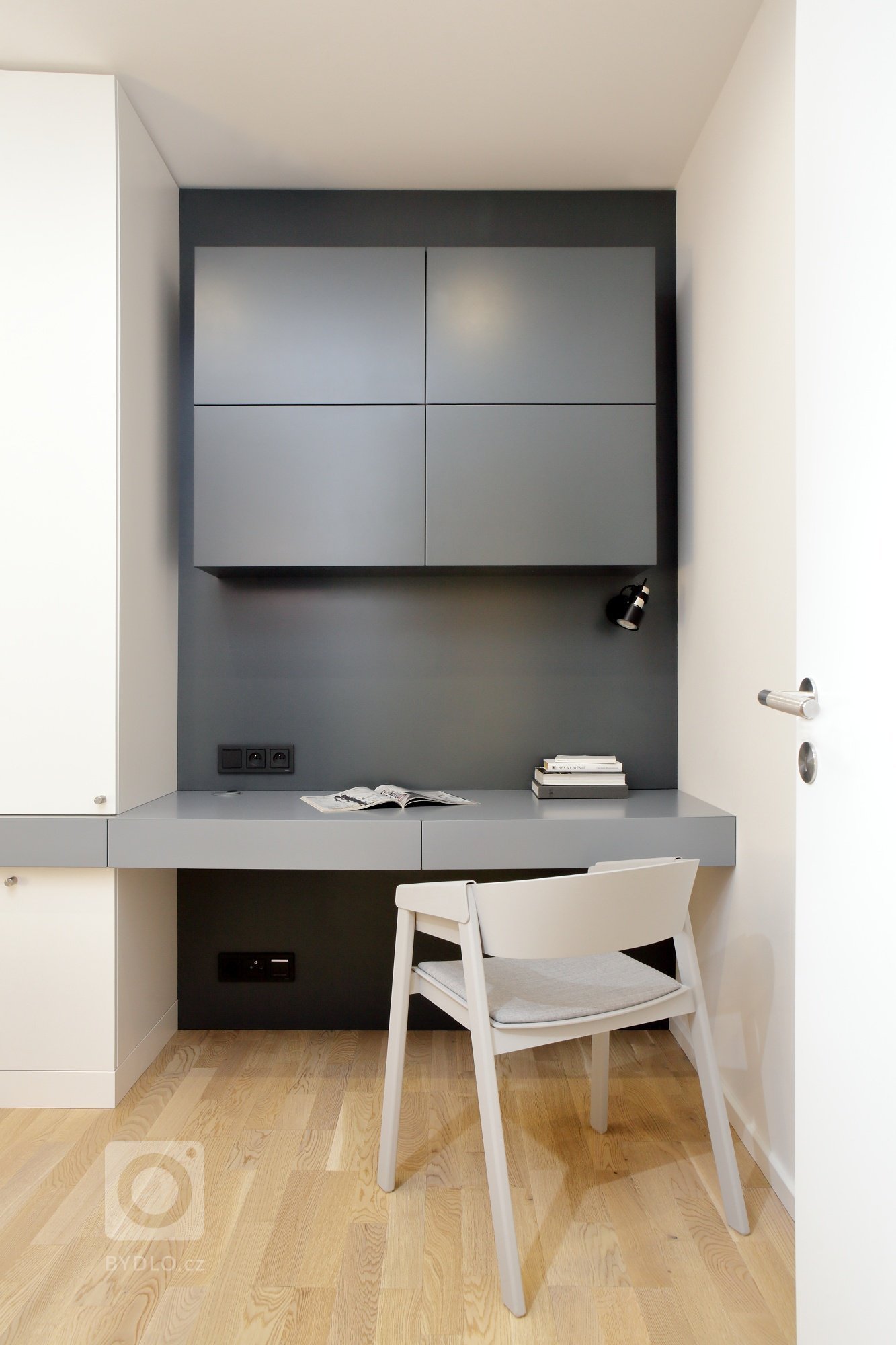 pracovní kout v menší ložnici