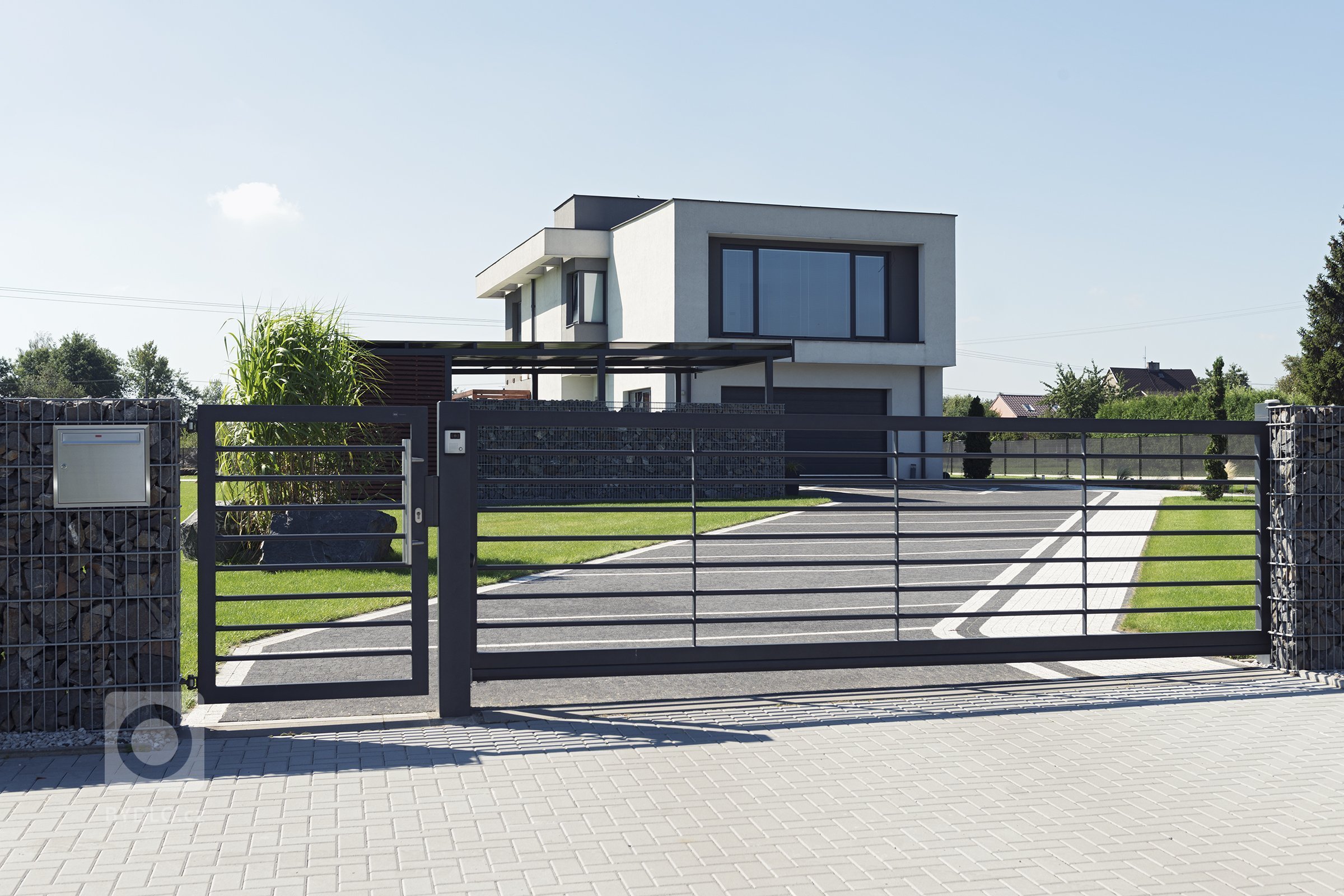 Vjezd v designu Airy, kombinovaný s gabiony Rock (rodinný dům, Orlová).

Funkcionalisticky pojatý dům, kde se slušelo nechat prostor okolo dýchat. Navrhli…