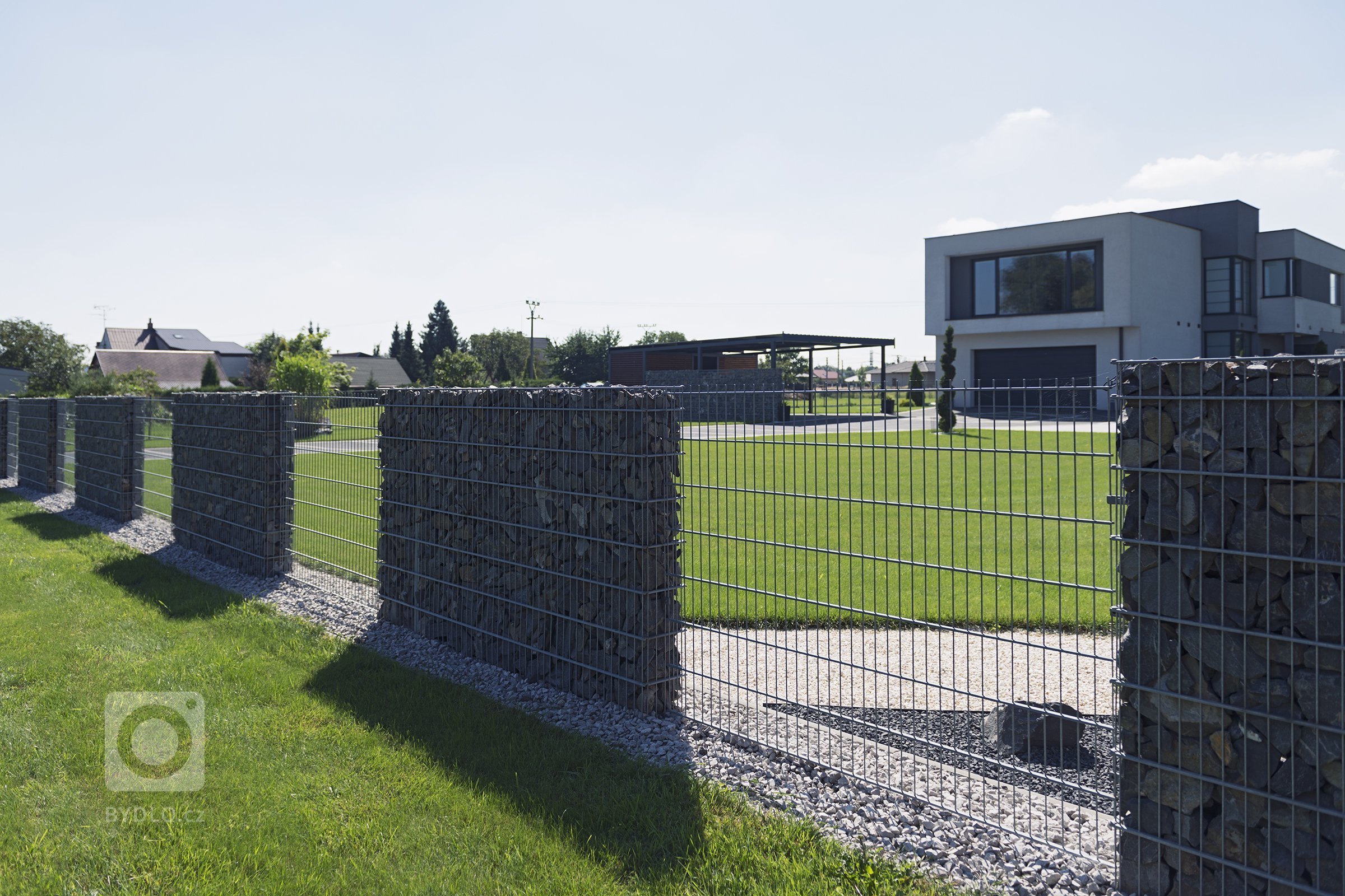 Vjezd v designu Airy, kombinovaný s gabiony Rock (rodinný dům, Orlová).

Funkcionalisticky pojatý dům, kde se slušelo nechat prostor okolo dýchat. Navrhli…