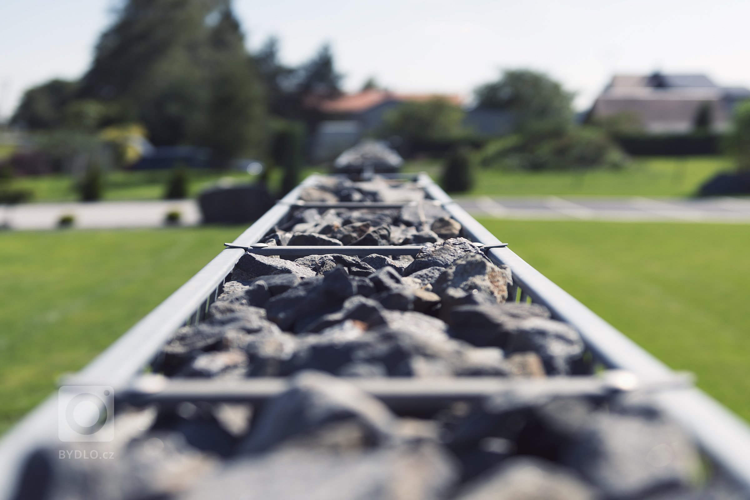 Vjezd v designu Airy, kombinovaný s gabiony Rock (rodinný dům, Orlová).

Funkcionalisticky pojatý dům, kde se slušelo nechat prostor okolo dýchat. Navrhli…