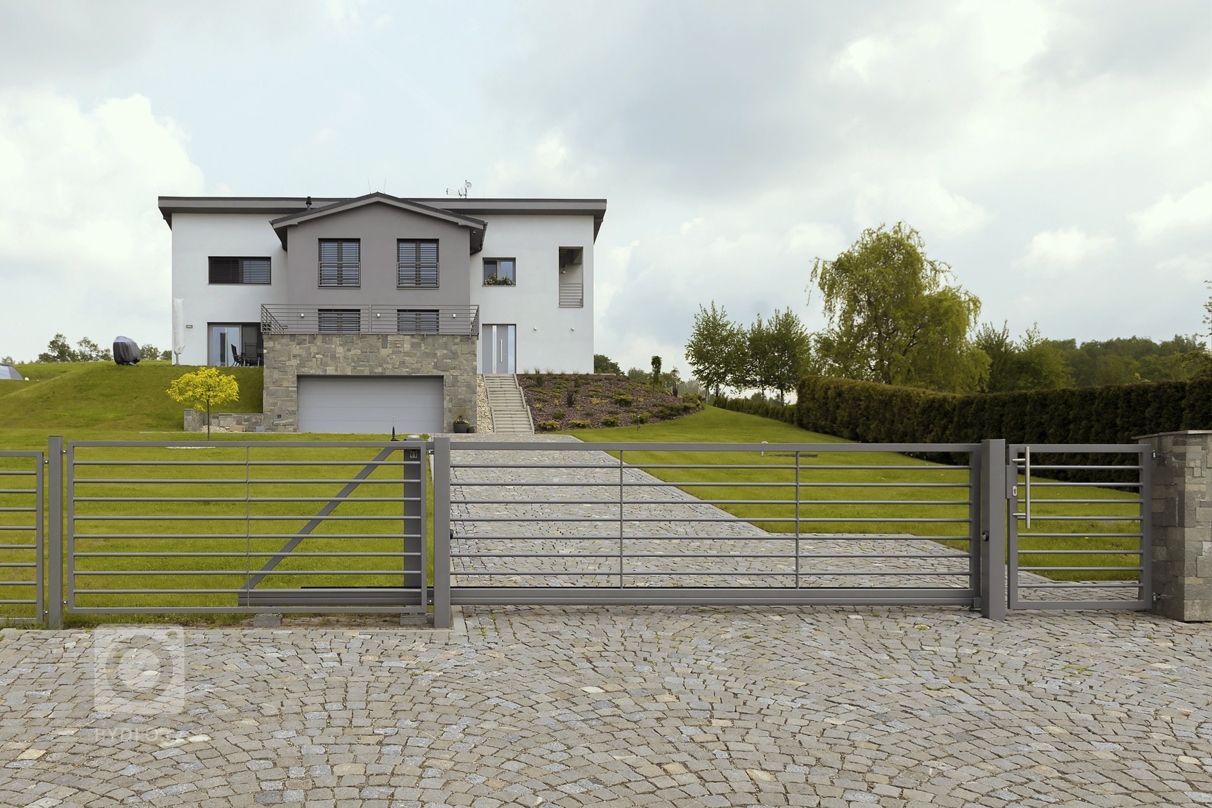 Plot, brána i zábradlí Airy (rodinný dům, Karviná)

Rozlehlý pozemek domu je otevřený. Rámuje jej plot&nbsp;z designové řady&nbsp;Airy a vjezdu dominuje…