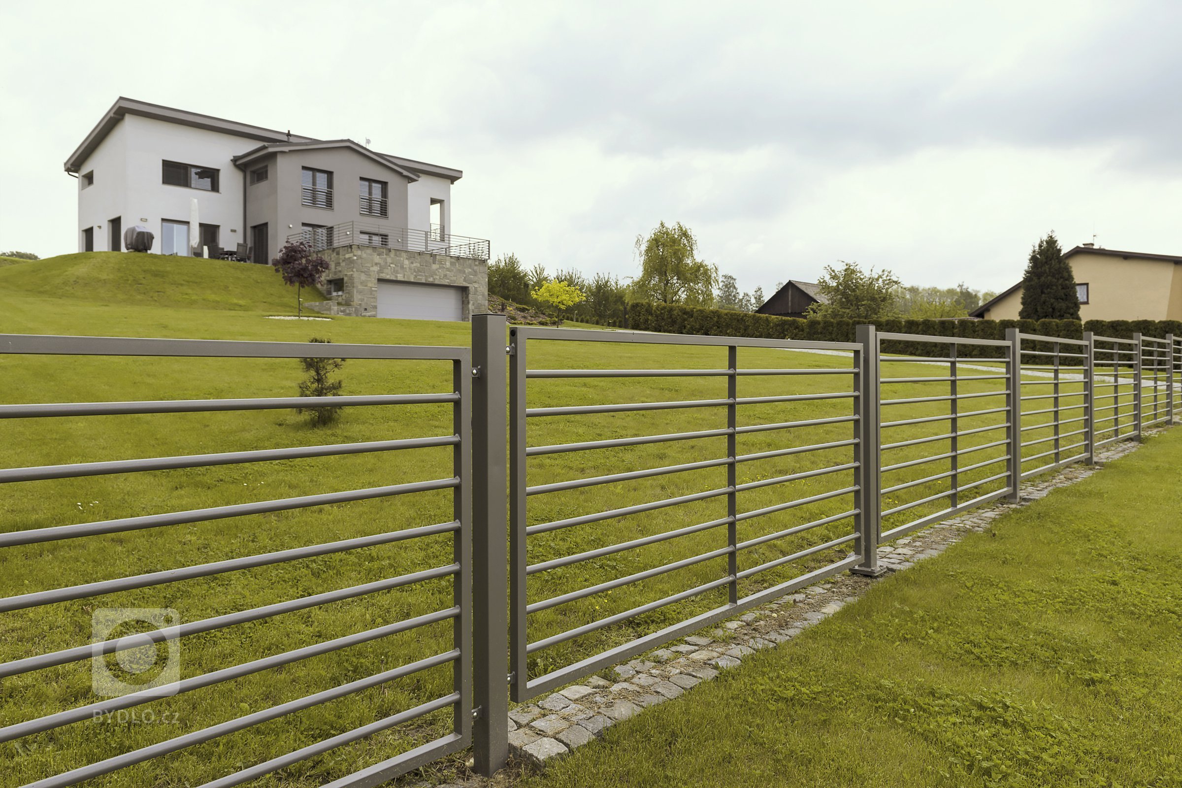 Plot, brána i zábradlí Airy (rodinný dům, Karviná)

Rozlehlý pozemek domu je otevřený. Rámuje jej plot&nbsp;z designové řady&nbsp;Airy a vjezdu dominuje…