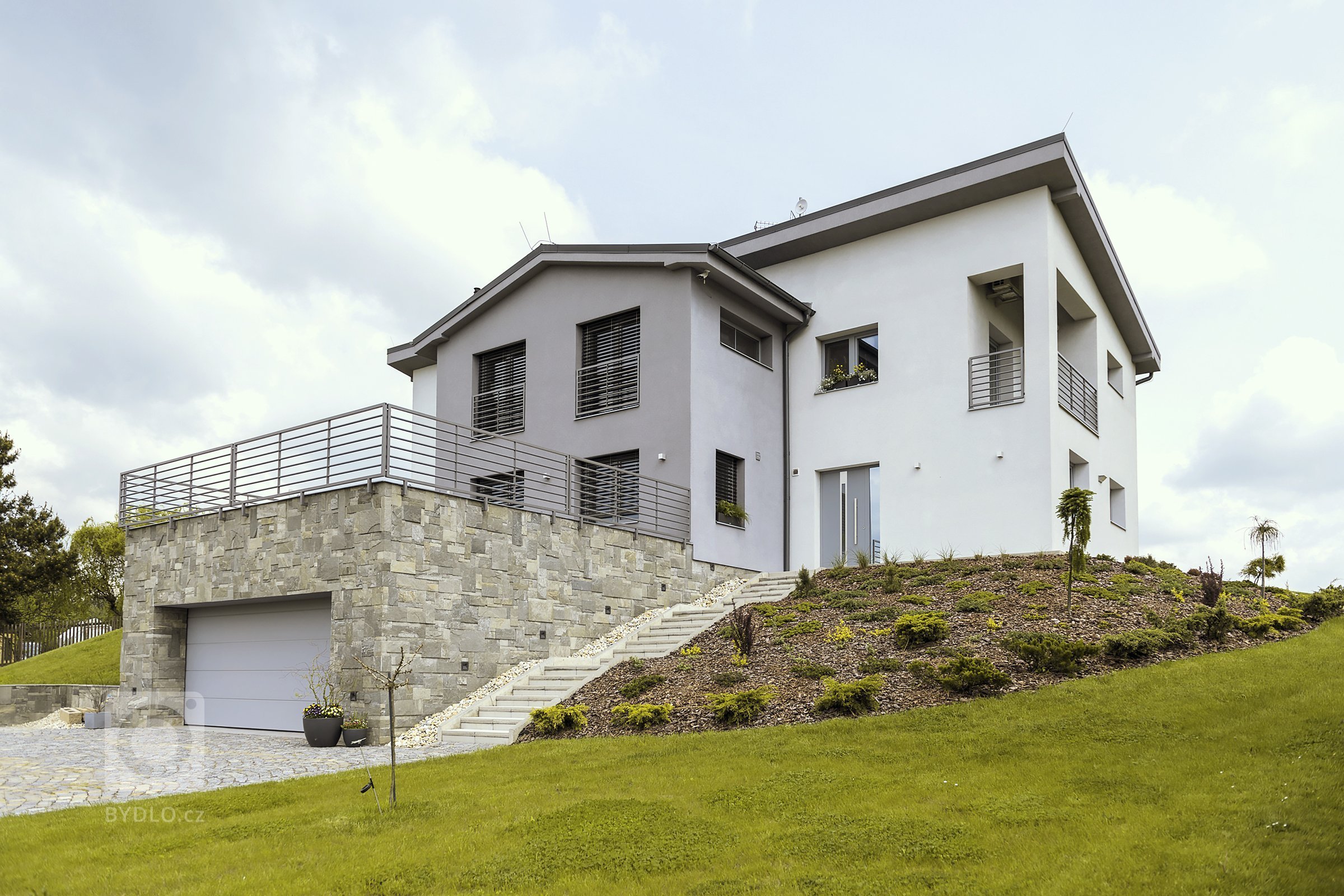 Plot, brána i zábradlí Airy (rodinný dům, Karviná)

Rozlehlý pozemek domu je otevřený. Rámuje jej plot&nbsp;z designové řady&nbsp;Airy a vjezdu dominuje…