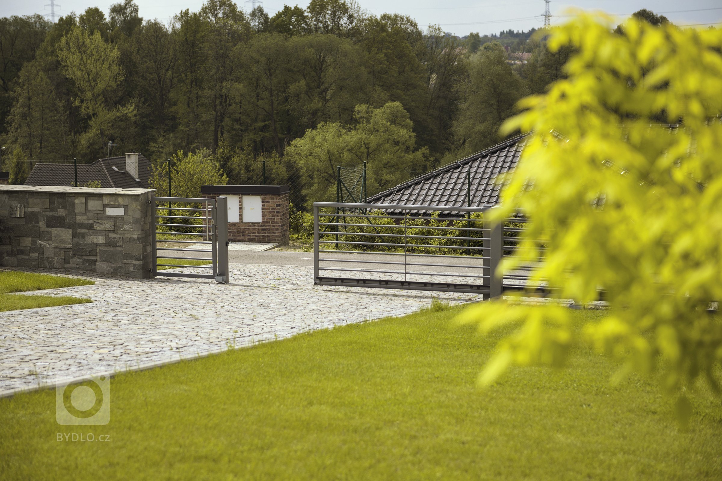 Plot, brána i zábradlí Airy (rodinný dům, Karviná)

Rozlehlý pozemek domu je otevřený. Rámuje jej plot&nbsp;z designové řady&nbsp;Airy a vjezdu dominuje…