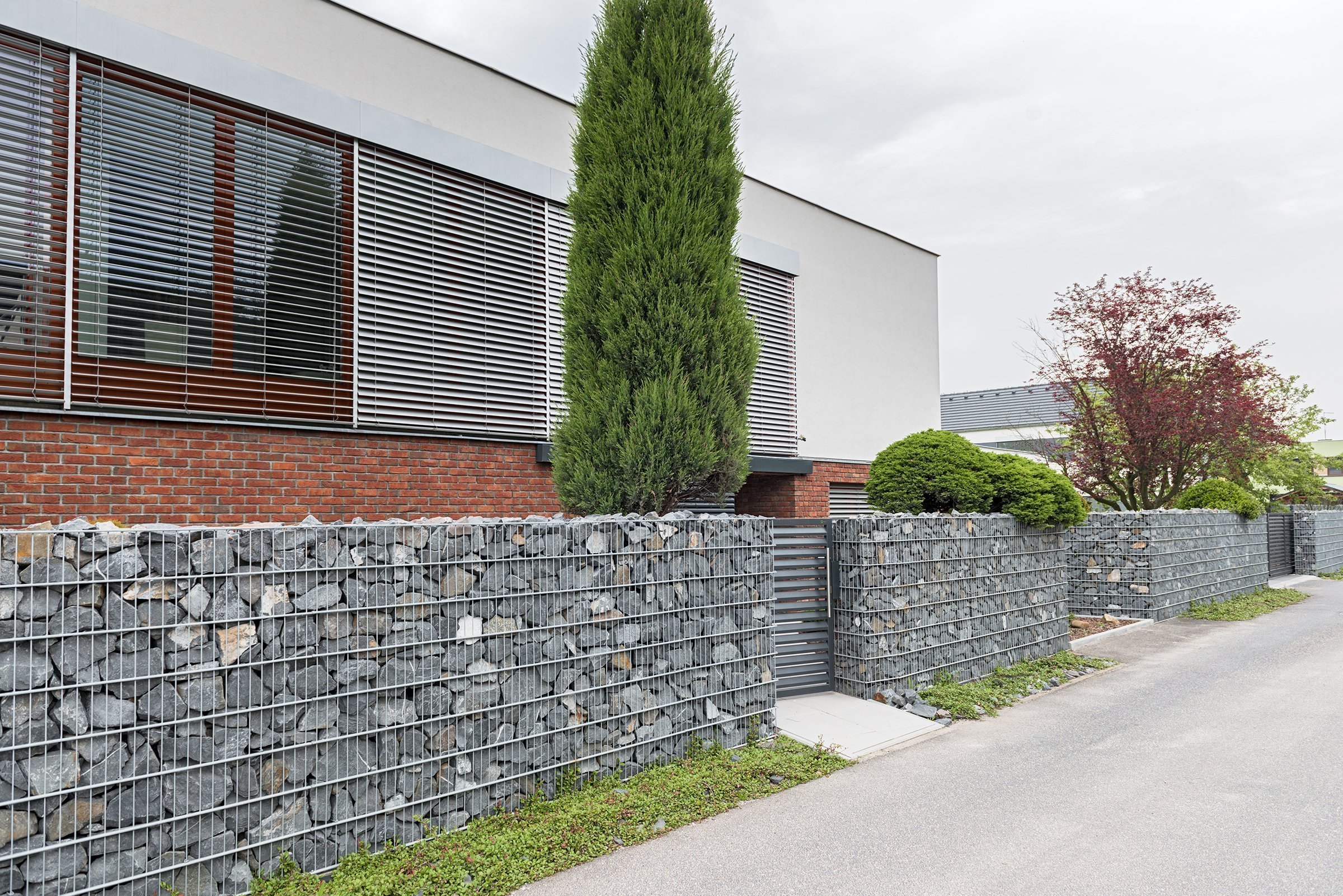 Gabion Rock s bránou a brankou Half (rodinný dům, Bohumín).
Šlo o rozsáhlou rekonstrukci prostorného domu, která byla ve všech ohledech…