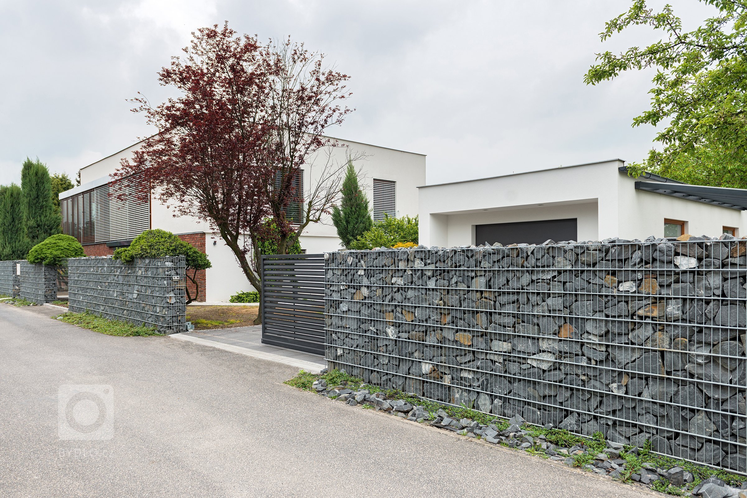 Gabion&nbsp;Rock s&nbsp;bránou a brankou&nbsp;Half (rodinný dům, Bohumín).

Šlo o rozsáhlou rekonstrukci prostorného domu, která byla ve všech ohledech…