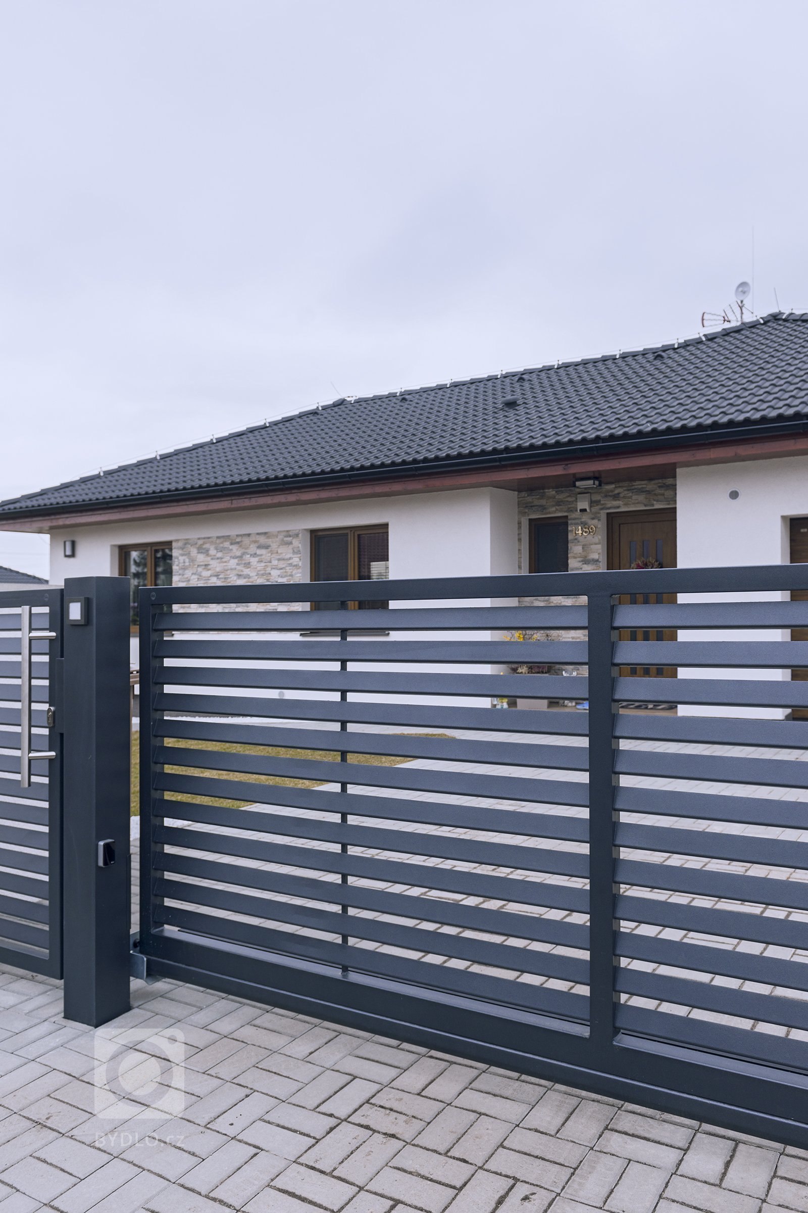 Plot v mírně svažitém terénu

Klasický rodinný bungalov postavený v mírně svažitém terénu, Tam je potřeba jednotlivé plotové dílce usadit ve vodorovné pozici…