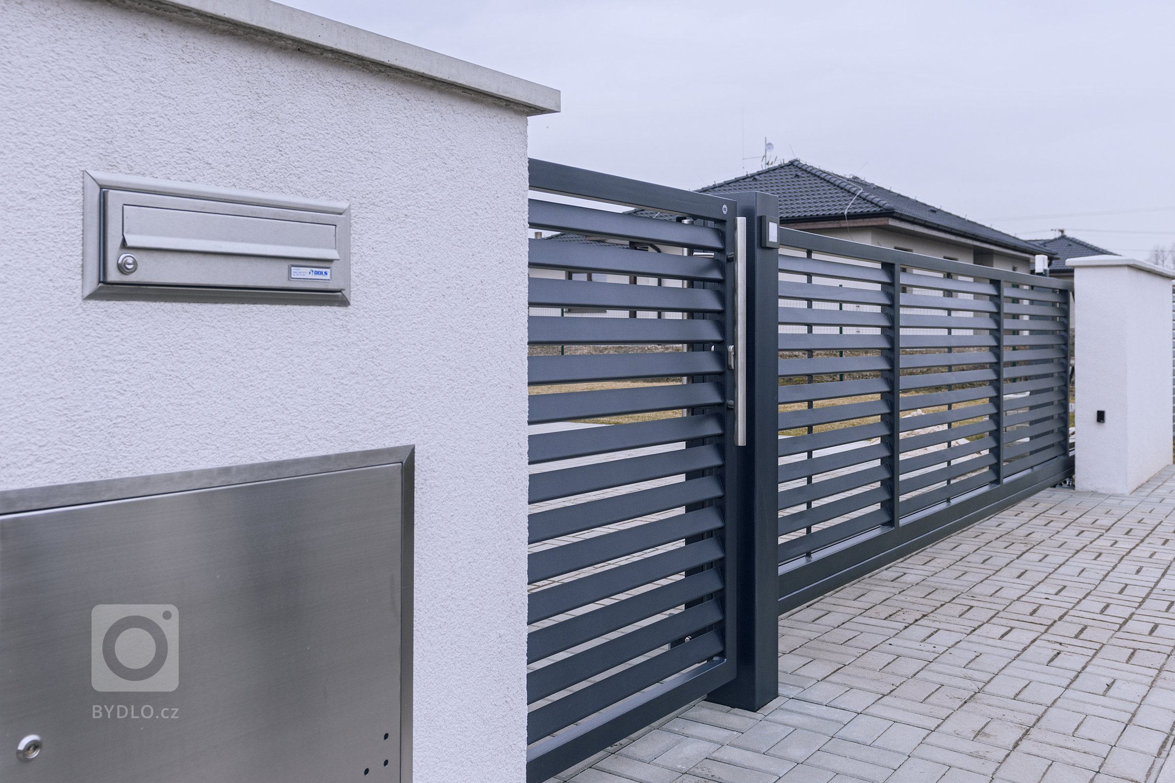 Plot v mírně svažitém terénu

Klasický rodinný bungalov postavený v mírně svažitém terénu, Tam je potřeba jednotlivé plotové dílce usadit ve vodorovné pozici…