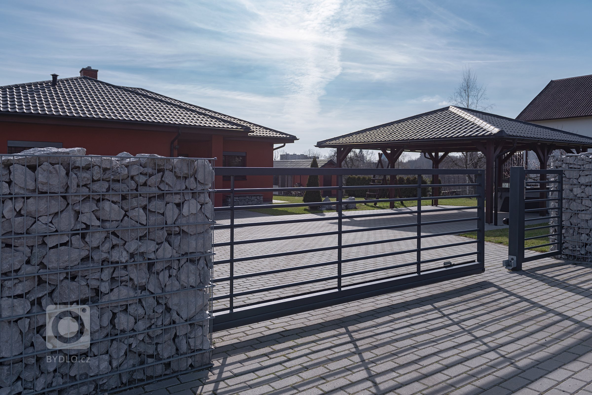 Kovový plot v kombinaci gabiony nezklame (rodinný dům, Orlová)

Současná podoba&nbsp;moderního bungalovu pro mladou rodinu. Takový trend dnešní doby. Majitel…