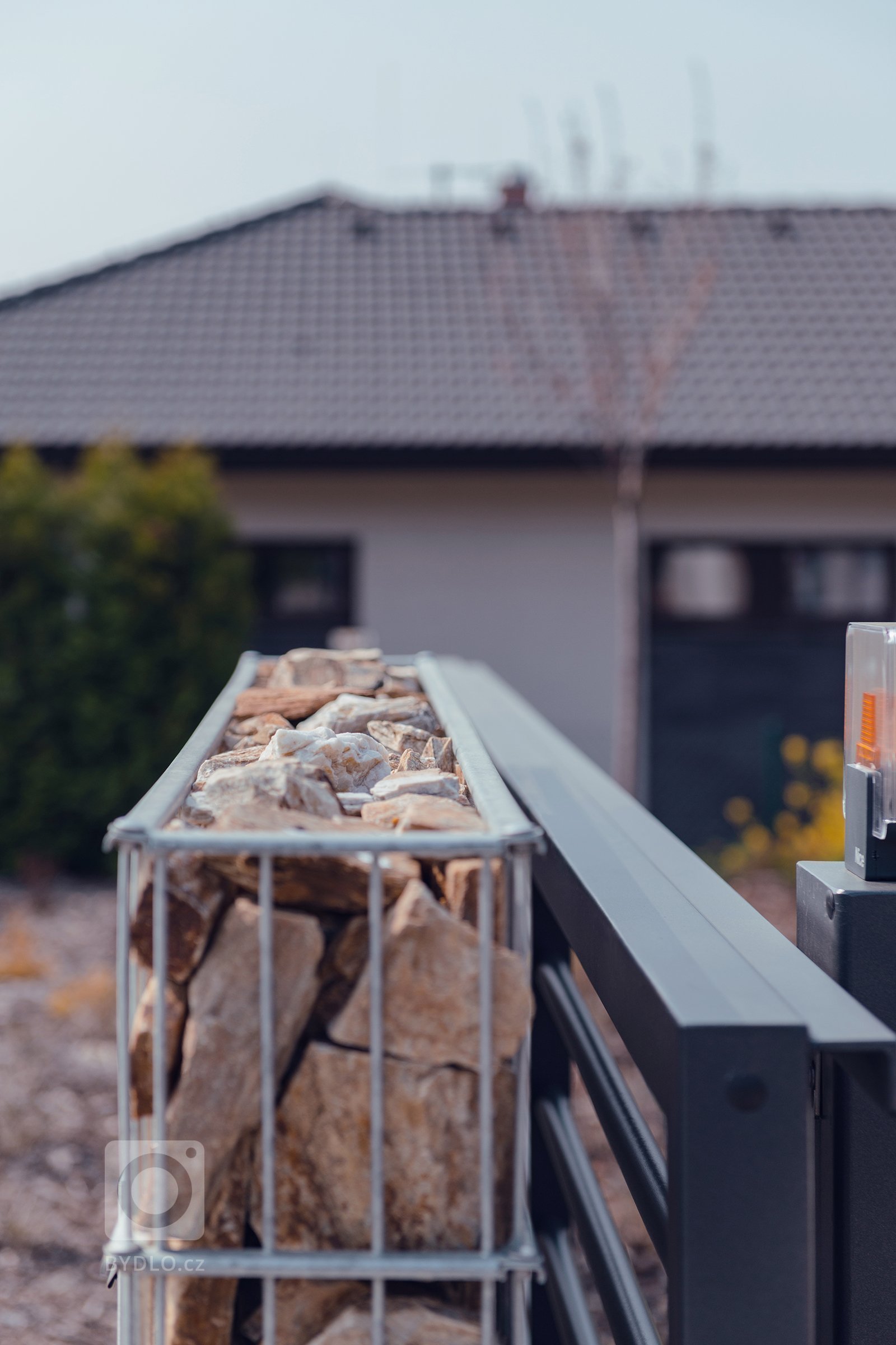 Jednoduše elegantní plot (rodinný dům, Mladá Boleslav)

Plot by neměl zastínit dům, ale měl by jej vhodně doplnit. Tak zněl požadavek zákazníka. A protože…