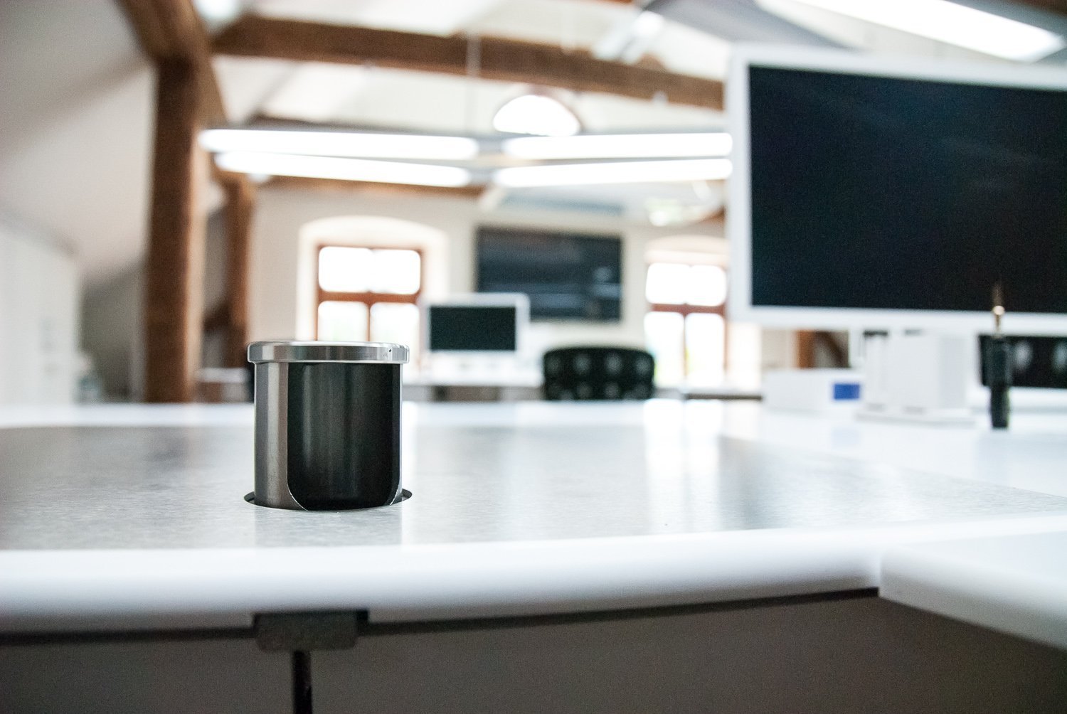 Návrh specialních stolú pro dentalní laboratoř. Specialní stoly s vyspělou technologii. Design a vývoj Milan Sobotík.
