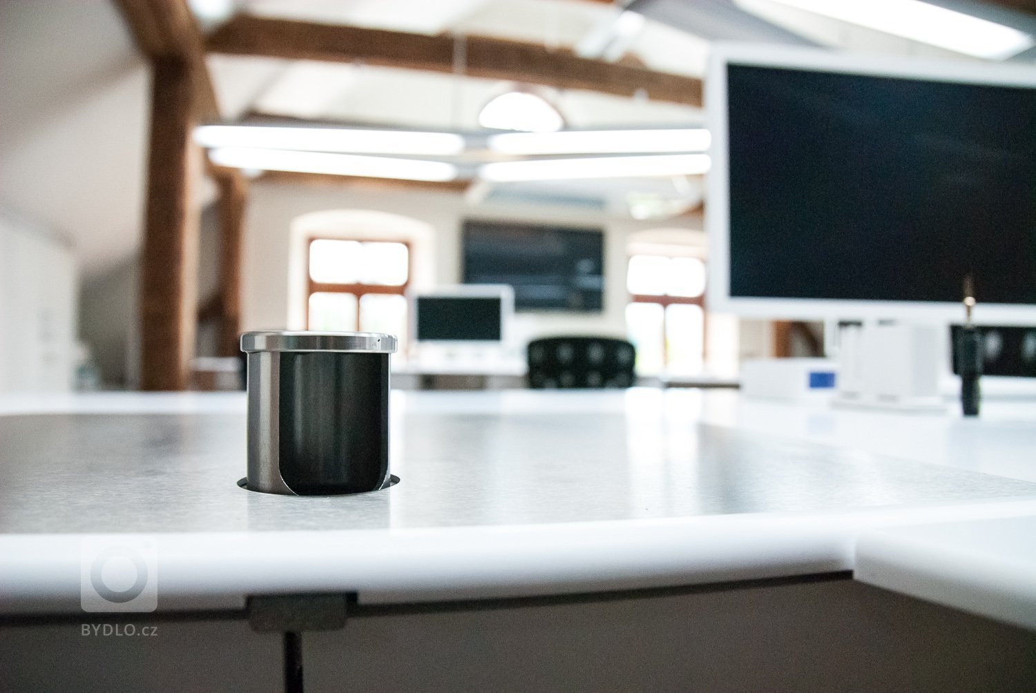 Návrh specialních stolú pro dentalní laboratoř. Specialní stoly s vyspělou technologii. Design a vývoj Milan Sobotík.
