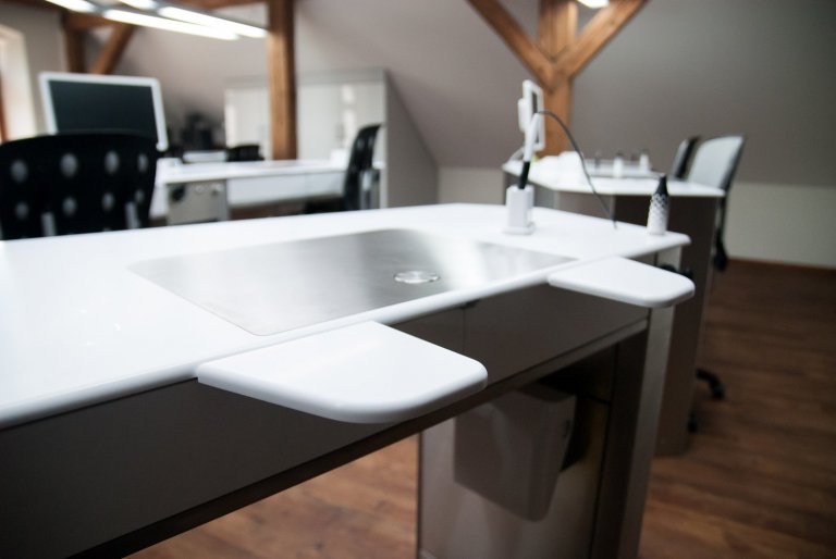 Návrh specialních stolú pro dentalní laboratoř. Specialní stoly s vyspělou technologii. Design a vývoj Milan Sobotík.
