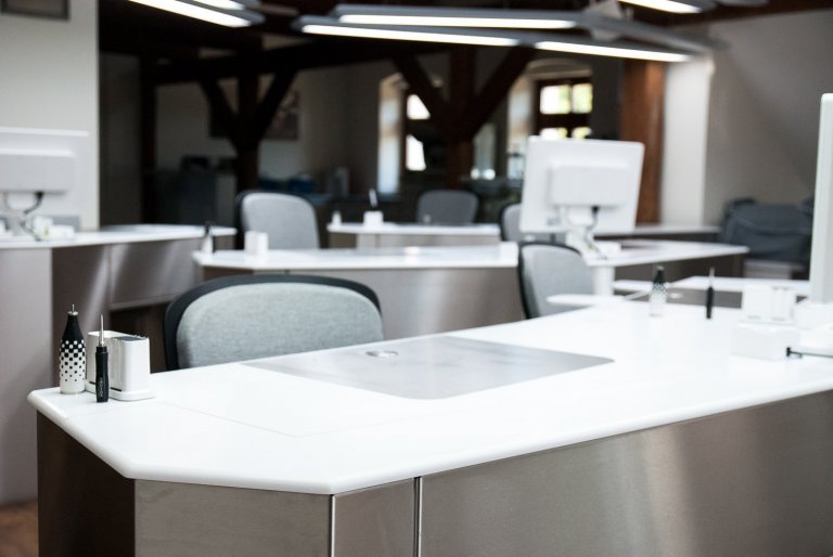 Návrh specialních stolú pro dentalní laboratoř. Specialní stoly s vyspělou technologii. Design a vývoj Milan Sobotík.
